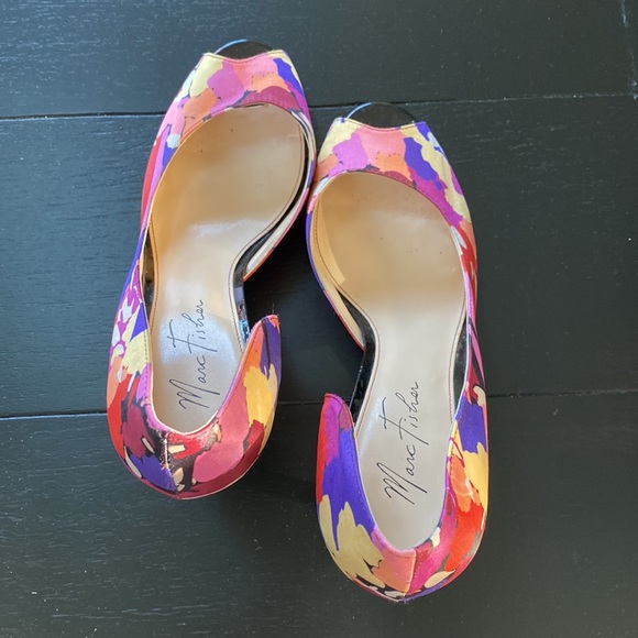 Marc Fisher Floral Fabric Heels. Size 9.5 - Picture 4 of 9
